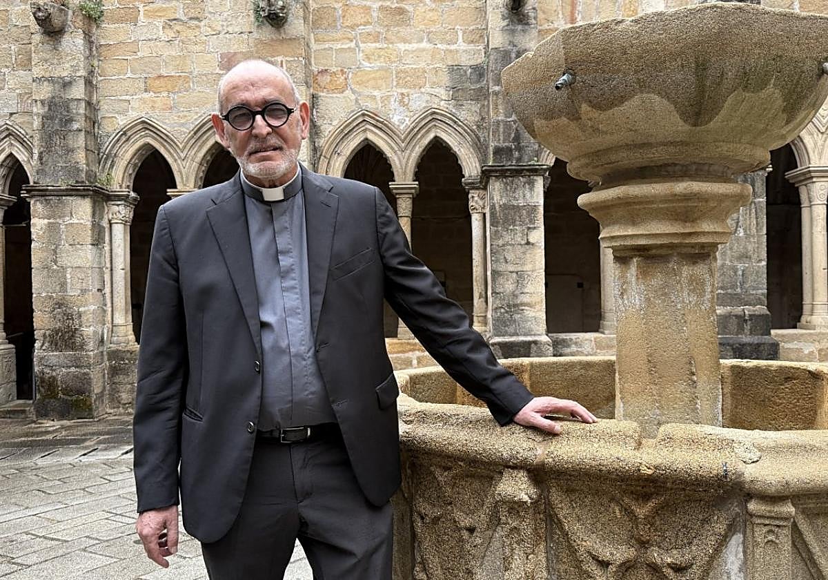 Jacinto Núñez Regodón, en el claustro de la Catedral de Plasencia.