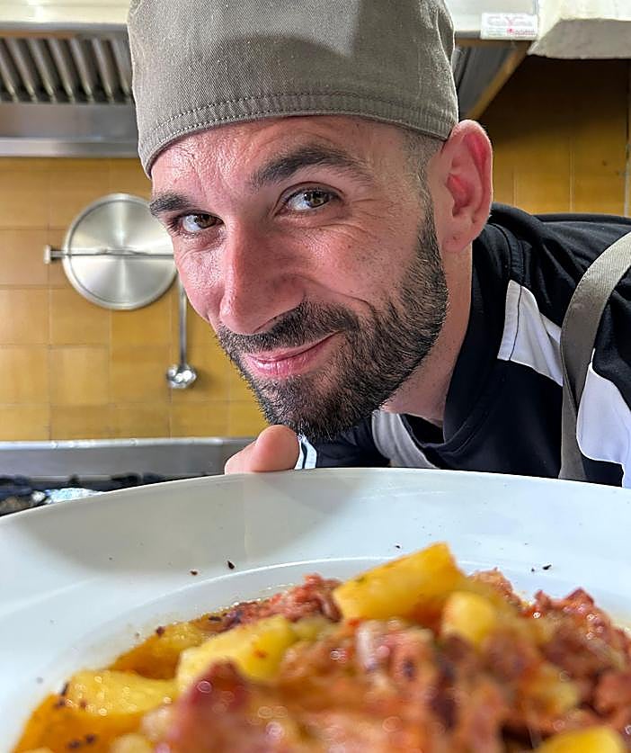 'El gato' se animó a hacer su plato en el restaurante Carlos V de Losar de la Vera.