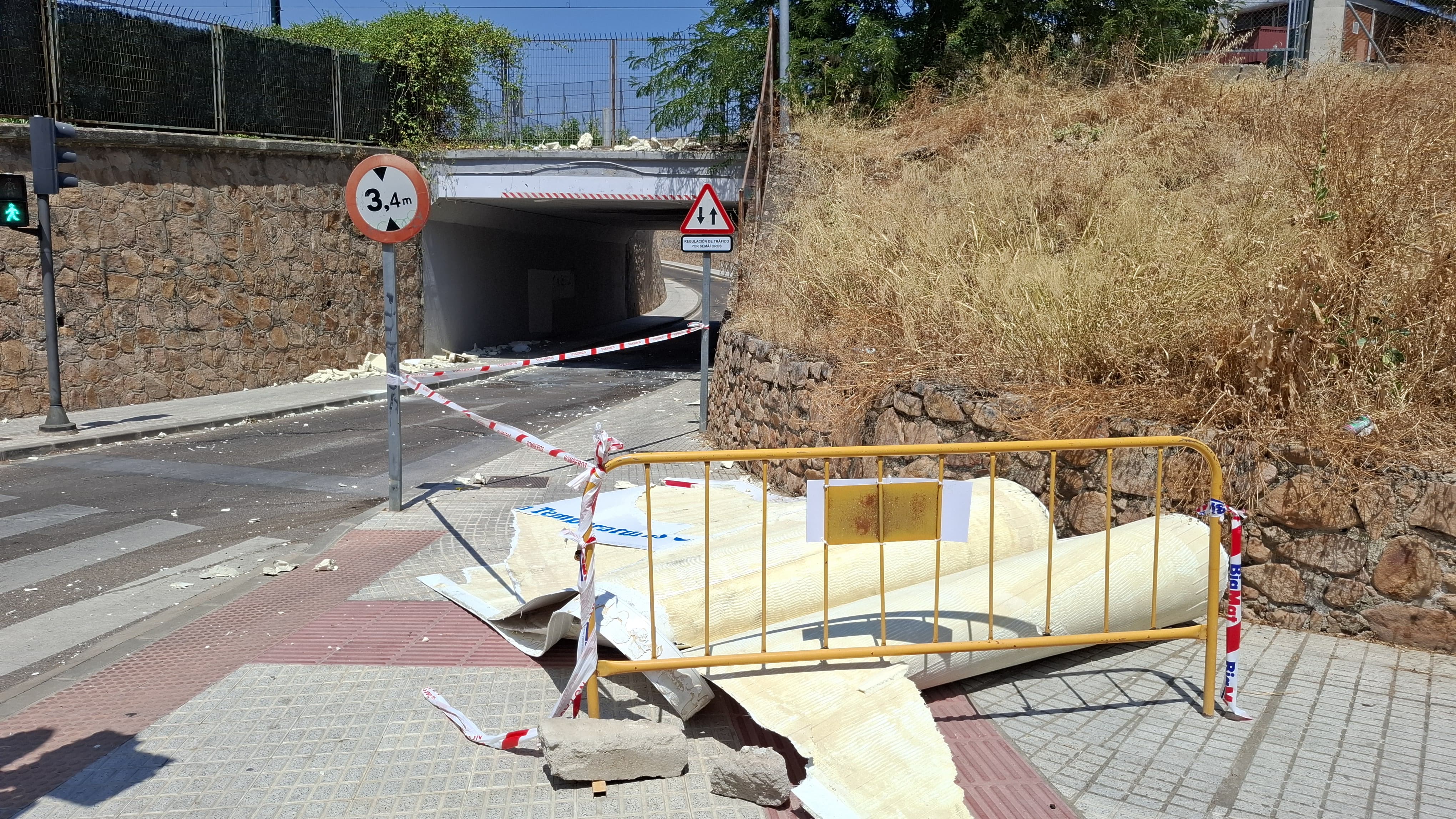 Así ha quedado el camión tras el aparatoso accidente en Badajoz