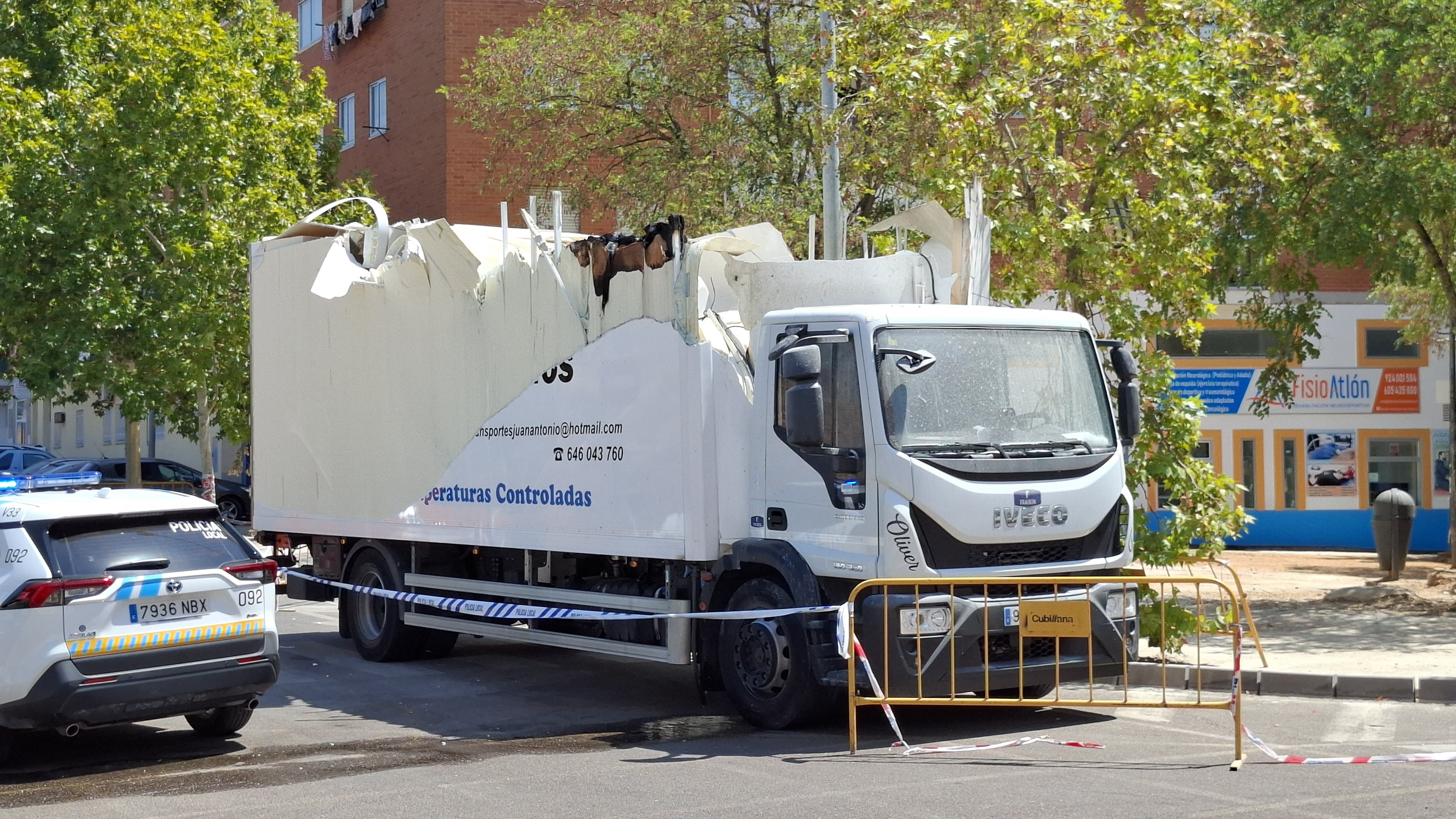 Así ha quedado el camión tras el aparatoso accidente en Badajoz