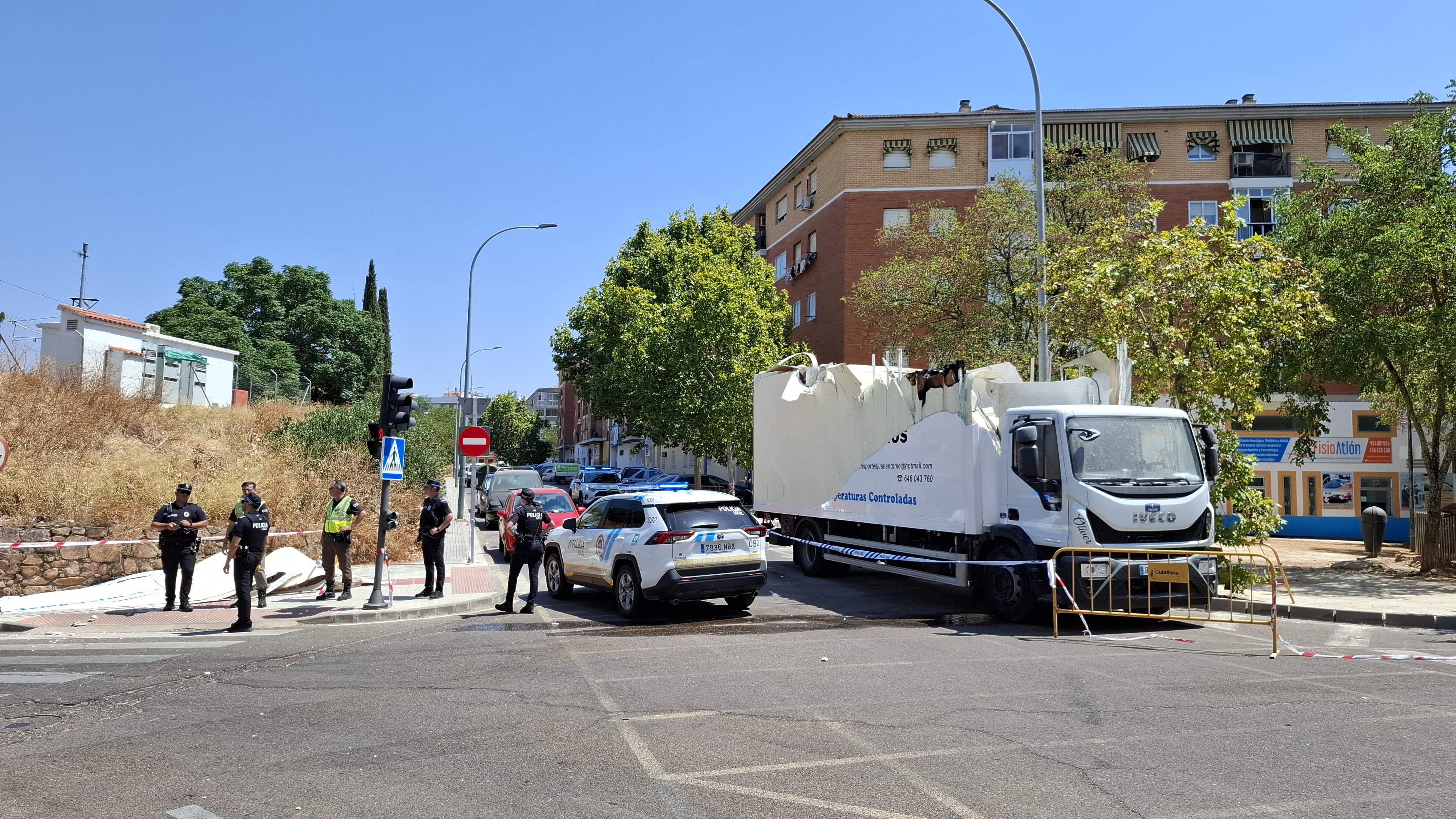 Así ha quedado el camión tras el aparatoso accidente en Badajoz