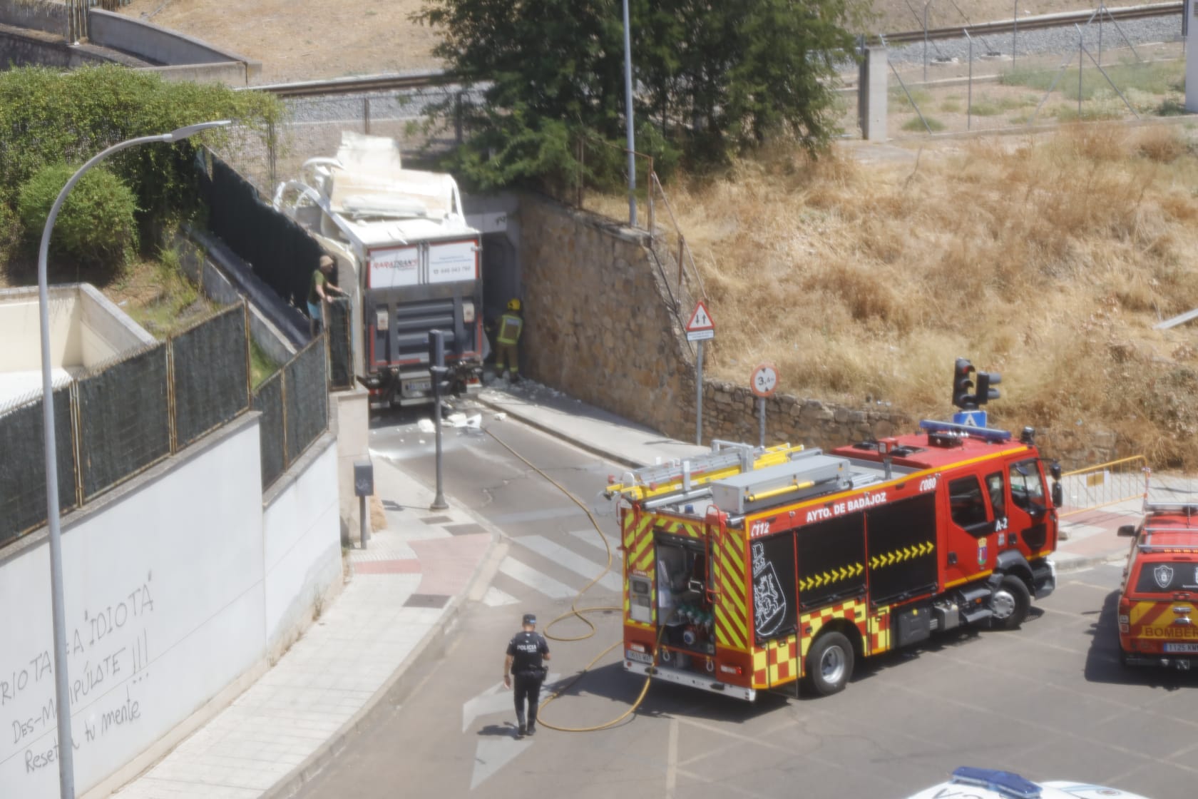 Así ha quedado el camión tras el aparatoso accidente en Badajoz