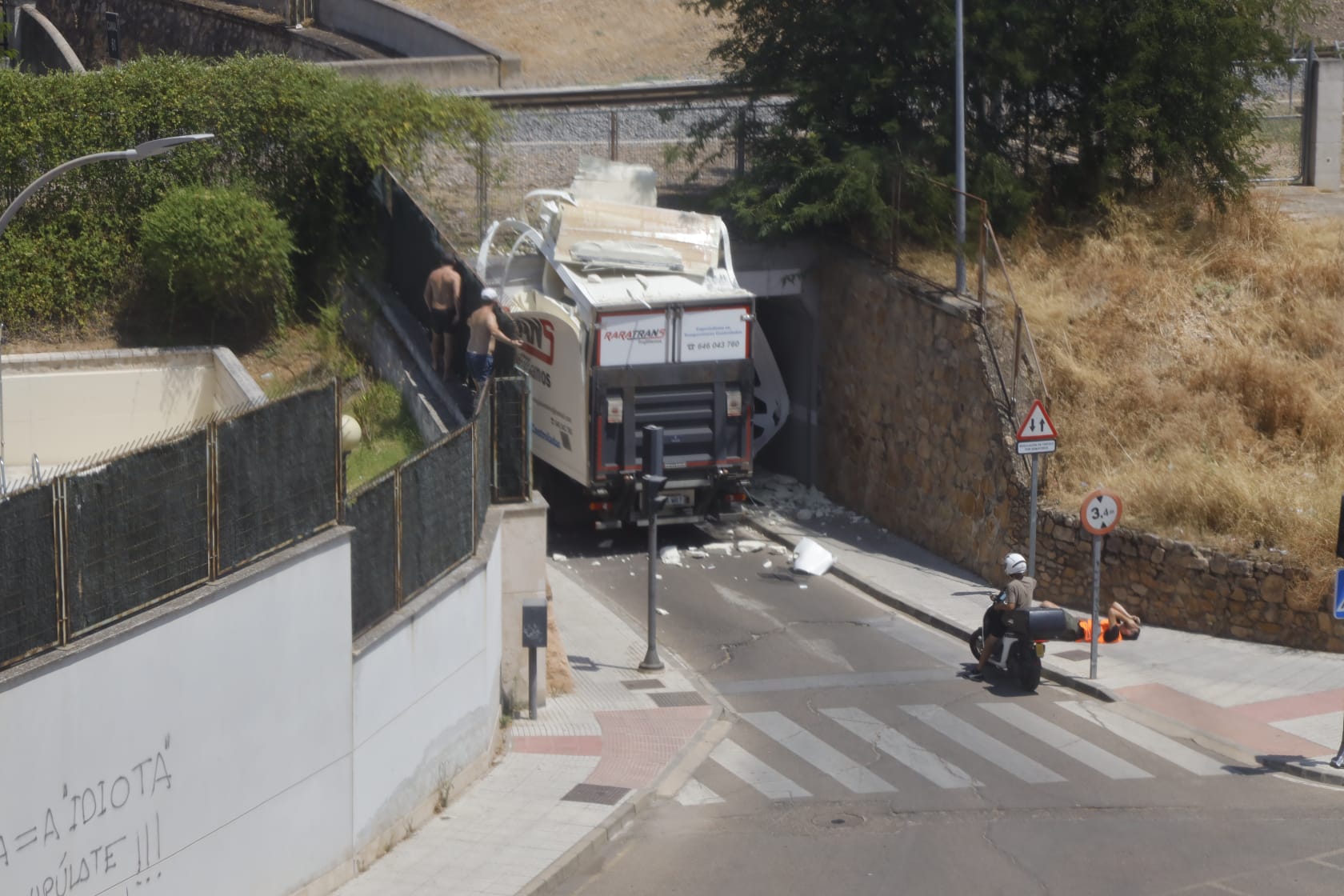 Así ha quedado el camión tras el aparatoso accidente en Badajoz