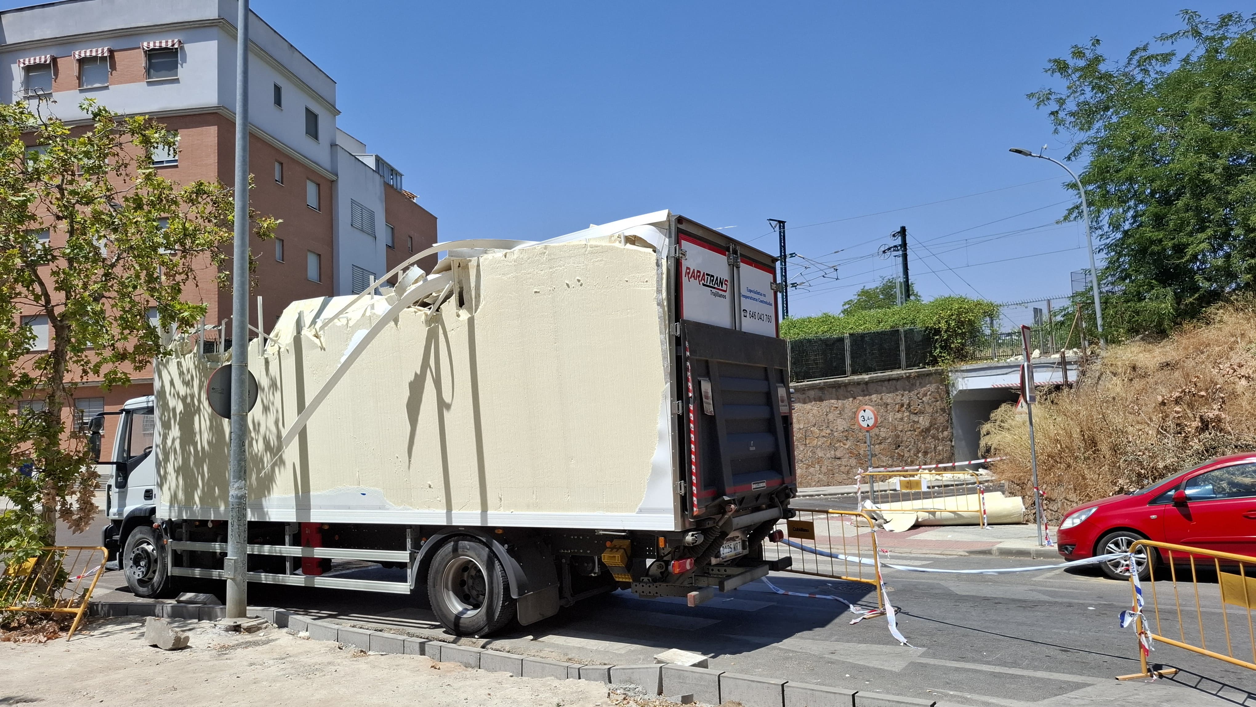 Así ha quedado el camión tras el aparatoso accidente en Badajoz