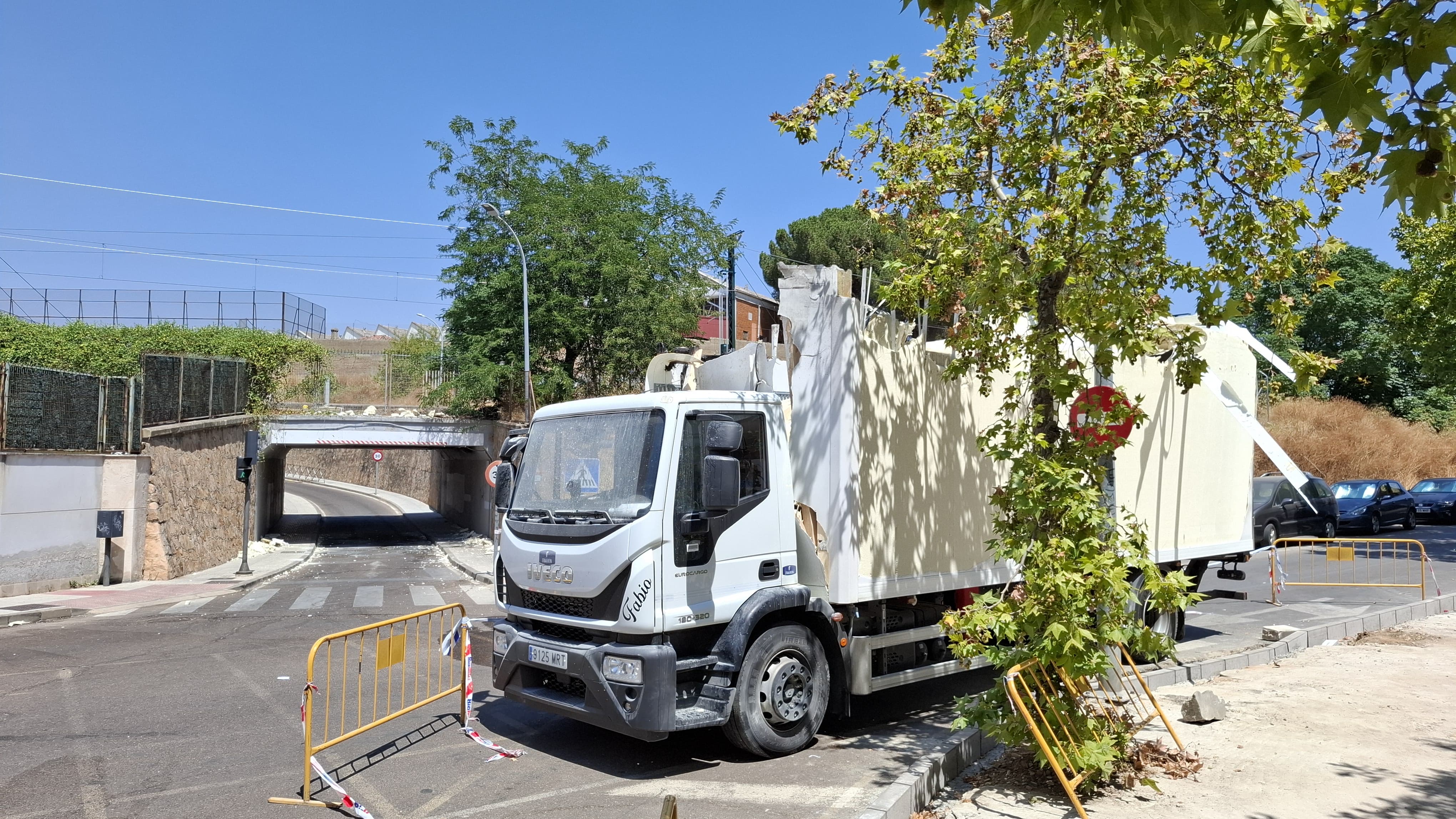 Así ha quedado el camión tras el aparatoso accidente en Badajoz