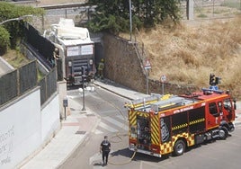 Vehículo encajonado en el túnel bajo las vías del tren, en la barriada de San Fernando.