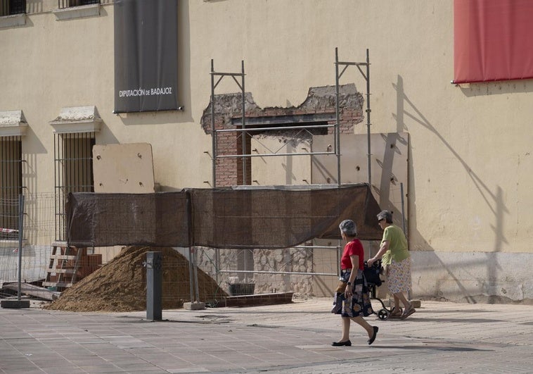 El Hospital Provincial de Badajoz prevé tener sus nueve puertas nuevas en septiembre