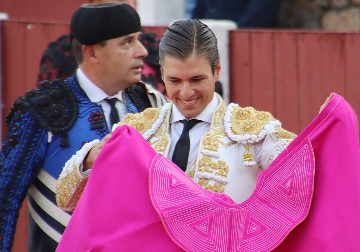 Alejandro Mora sale por la puerta grande en su debut en casa como matador