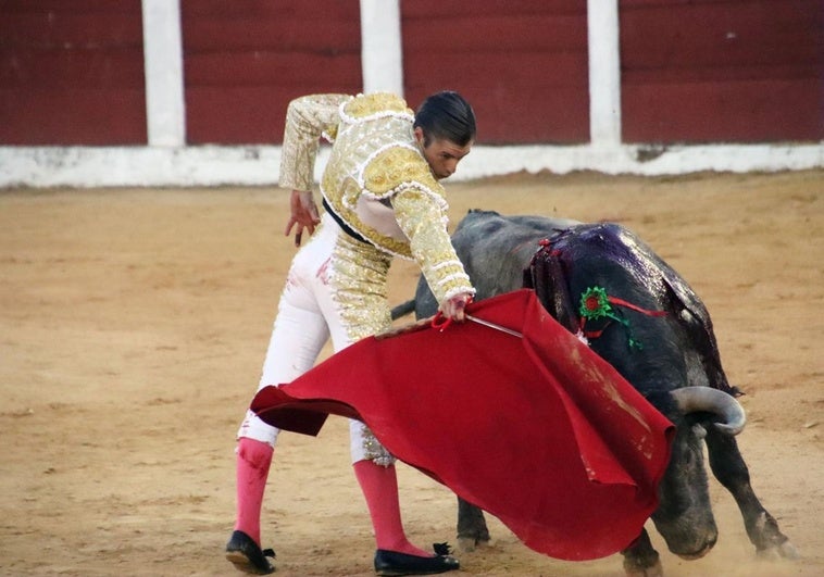 Alejandro Mora sale por la puerta grande en su debut en casa como matador