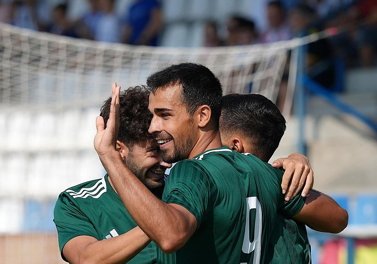Los jugadores del Cacereño durante la celebración de un gol.