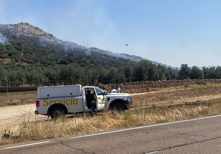 Los medios aéreos sofocan un incendio en la sierra de Puerto Mejoral, en Benquerencia
