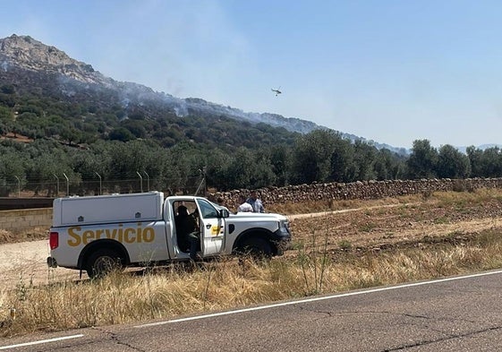 Medios aéreos sofocando las llamas cerca de Puerto Mejoral, pedanía de Benquerencia de la Serena.