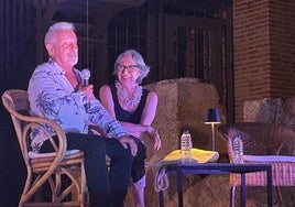 Víctor Ullate junto a la actriz Luisa Gavasa, encargada de entregarle una faltriquera verata al bailarín.