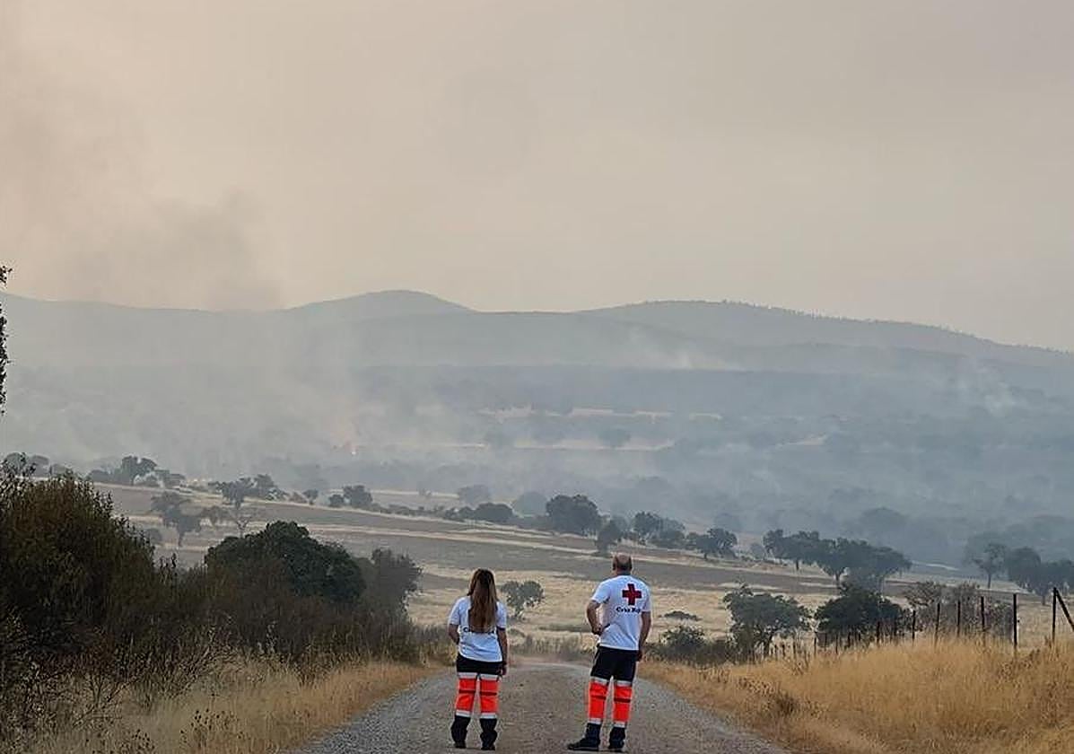 Cruz Roja Extremadura ha movilizado también una ambulancia y un equipo logístico como apoyo al dispositivo desplegado en la zona.