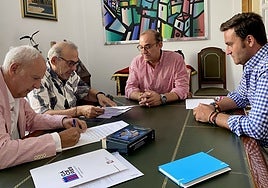 Los dos cronistas oficiales rubrican su adhesión a la candidatura cacereña durante una reunión con el alcalde y el concejal de Cultura.