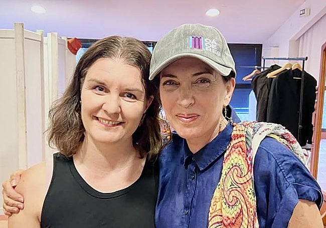 Iris Jugo, coordinadora de la candidatura de Cáceres 2031 junto a la cantante portuguesa Teresa Salgueiro.