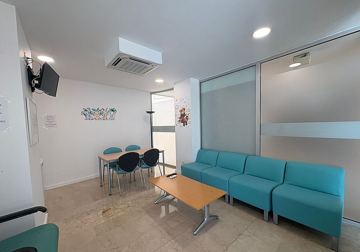 Sala para padres y madres de niños neonatos en el hospital de la capital emeritense.