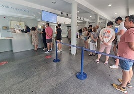 El turismo sigue siendo el gran motor de empleo local. En la imagen, personas haciendo cola para sacar las entradas en la taquilla del Teatro y Anfiteatro Romanos.