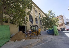 Fachada posterior del centro de salud Plaza de Argel de Cáceres, donde se han reanudado las obras recientemente.