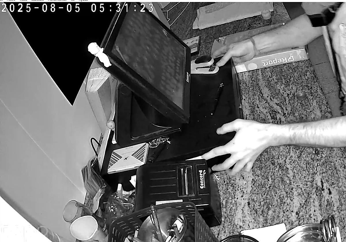 Roban el bar La Bomba de Badajoz tras forzar la verja con un gato hidráulico