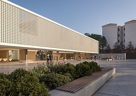 Recreación de la gran plaza y del hogar de mayores de la barriada de Nueva Ciudad.