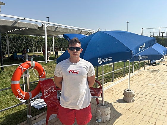 Rubén Marín, socorrista en la piscina municipal de San Roque