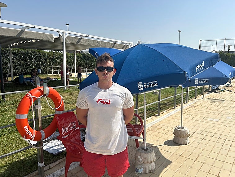 Rubén Marín, socorrista en la piscina municipal de San Roque
