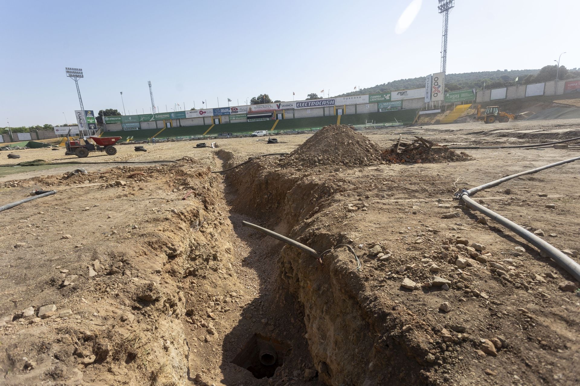 La reforma del estadio cacereño Príncipe Felipe, en imágenes
