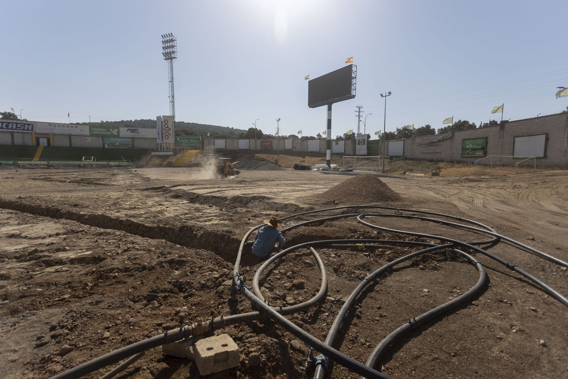 La reforma del estadio cacereño Príncipe Felipe, en imágenes
