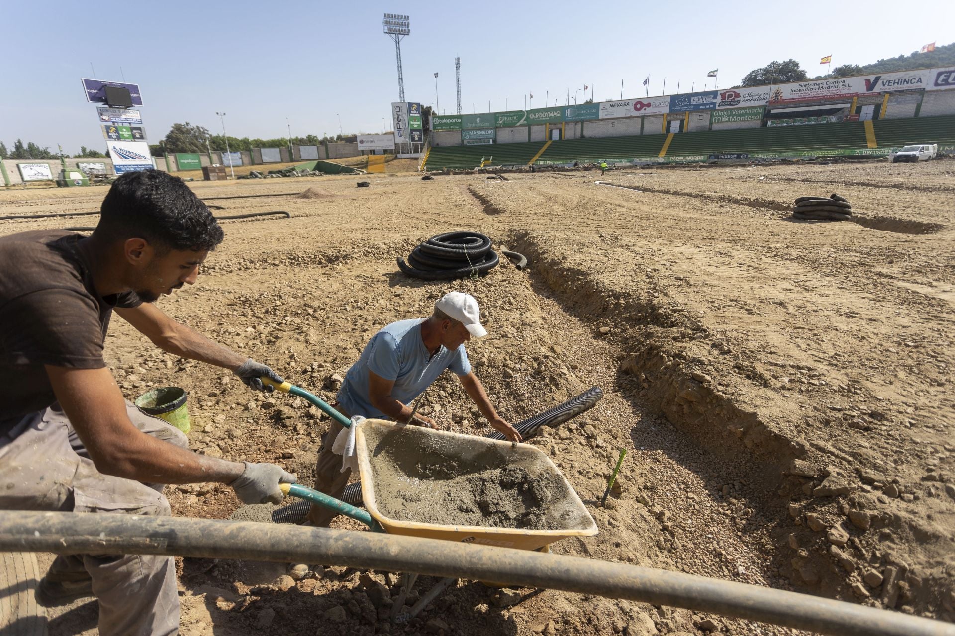 La reforma del estadio cacereño Príncipe Felipe, en imágenes