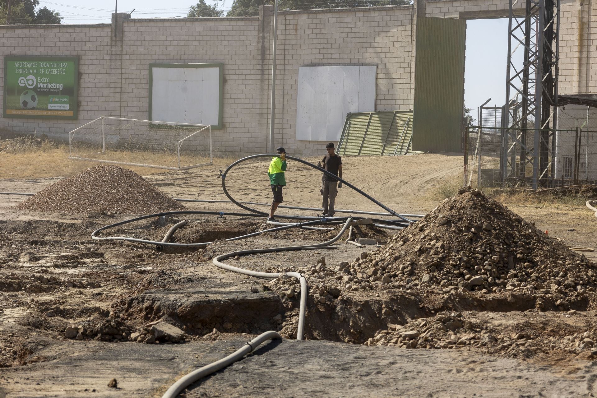 La reforma del estadio cacereño Príncipe Felipe, en imágenes