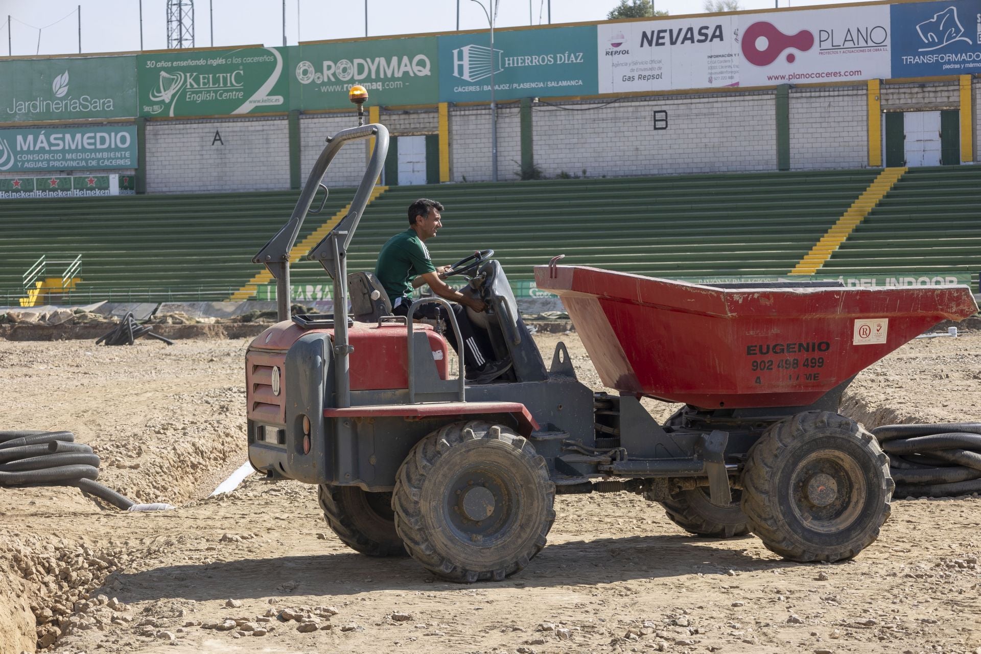 La reforma del estadio cacereño Príncipe Felipe, en imágenes
