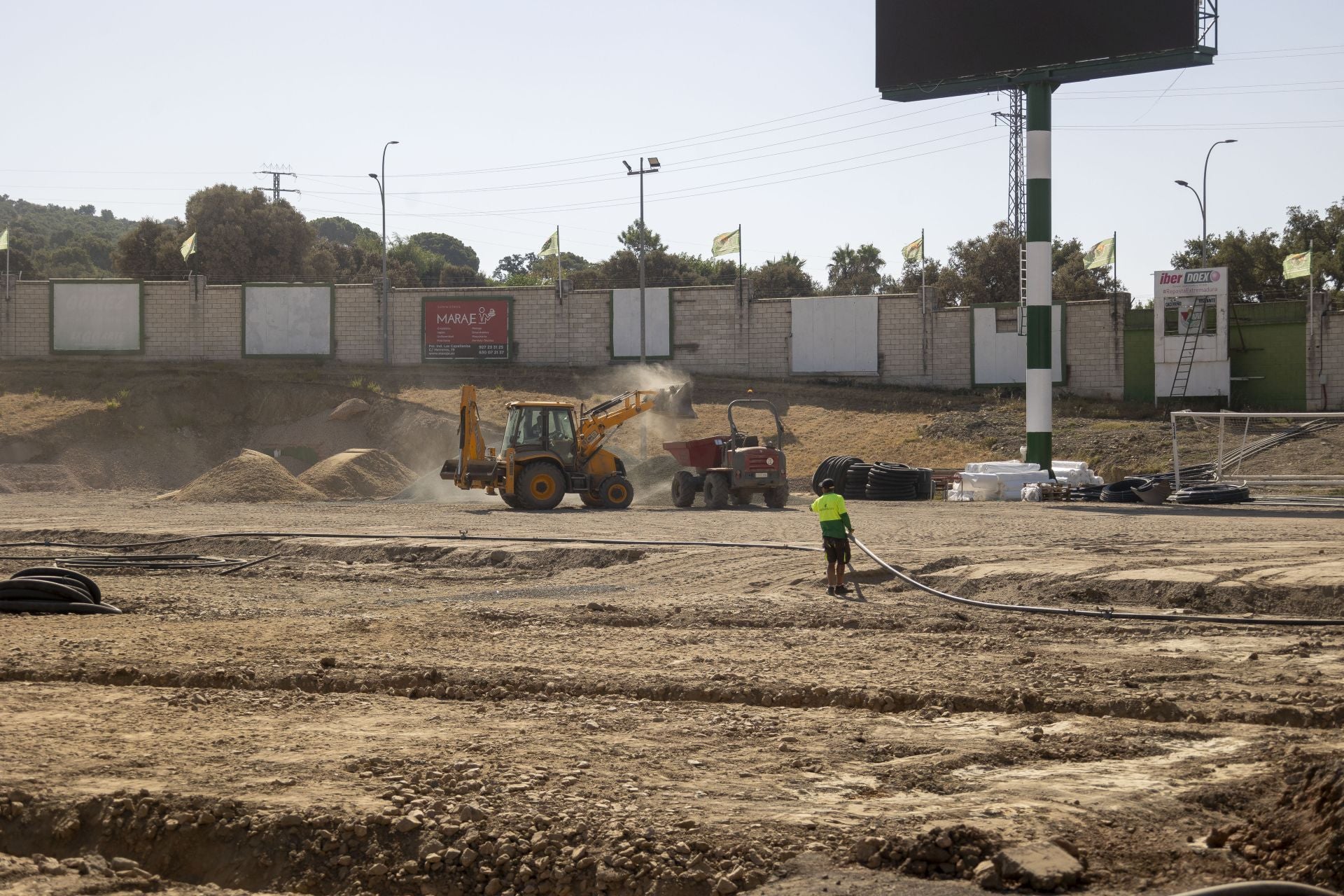 La reforma del estadio cacereño Príncipe Felipe, en imágenes