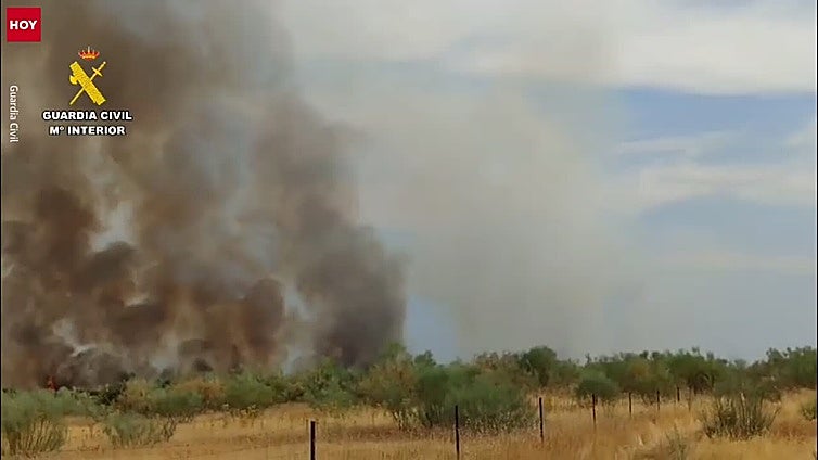 El Infoex da por estabilizado el incendio en Guijo de Galisteo que obligó a cortar una carretera y movilizó 13 medios aéreos