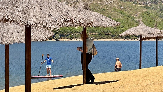 Rodeada de sierras y con agua cristalina: así es la única playa de Bandera Azul en la provincia de Cáceres