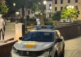 Presencia policial en la plaza de la Concepción este martes por la noche, tras el refuerzo de vigilancia.