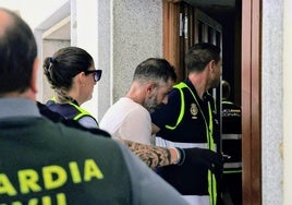 El detenido entra en los juzgados de Don Benito para declarar