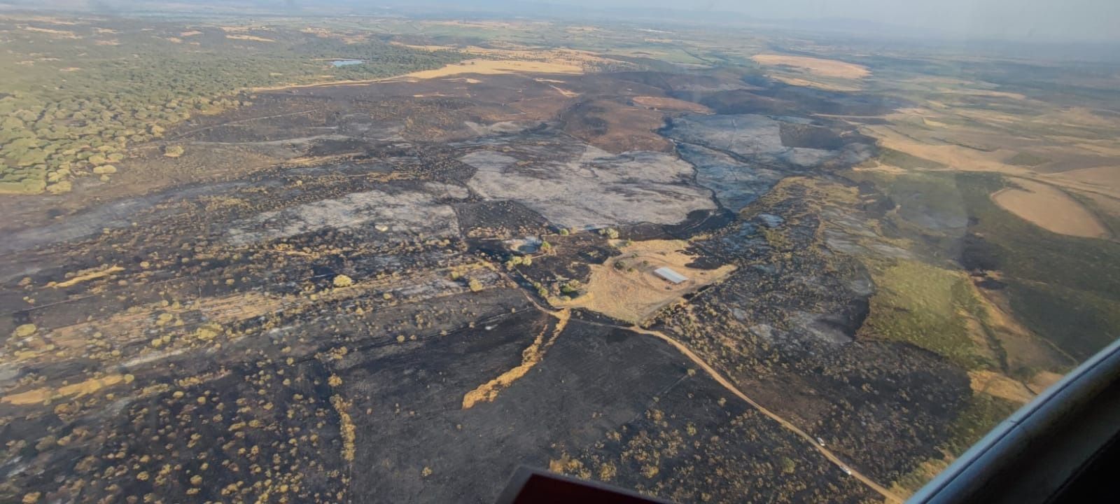 Vista aérea de la superficie quemada por las llamas