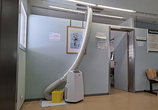 Uno de los aparatos portátiles que han ubicado en el edificio para tratar de reducir la temperatura en el interior.