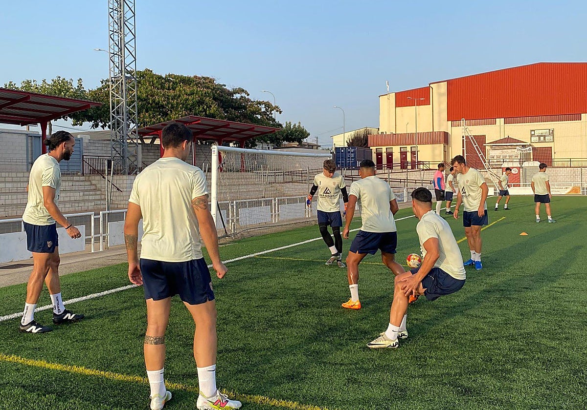 La plantilla del Jaraíz, durante un entrenamiento de esta pretemporada.