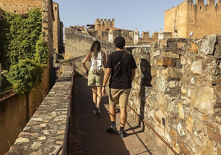 La tercera fase contempla ampliar el recorrido turístico que discurre por encima de la muralla de Cáceres. Se incorporará al circuito la Torre de la Yerba (a la derecha de la foto).