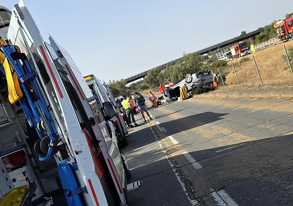 Efectivos de emergencias intervienen en el accidente de tráfico ocurrido este jueves en la autovía A-5.