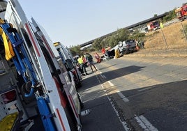 Efectivos de emergencias intervienen en el accidente de tráfico ocurrido este jueves en la autovía A-5.