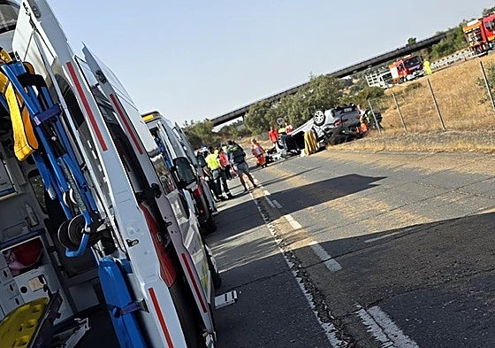 Efectivos de emergencias intervienen en el accidente de tráfico ocurrido este jueves en la autovía A-5.