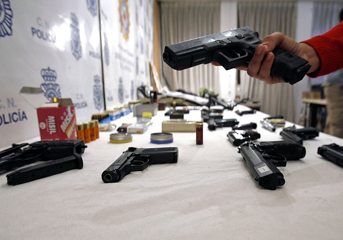 Armas ilegales intervenidas por la policía.