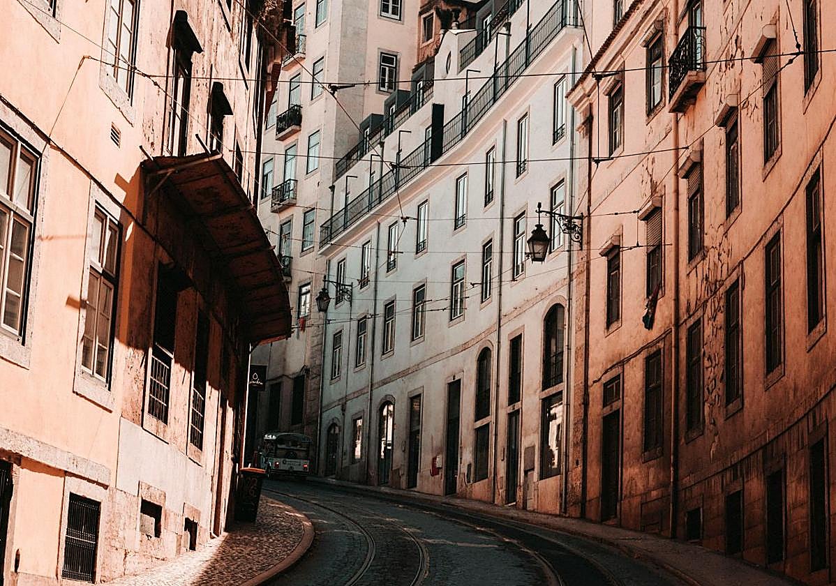 Una llamativa calle de la ciudad de Lisboa