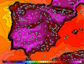 Gente aprovecha una fuente para refrescarse de las altas temperaturas en Plasencia.