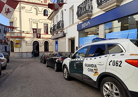 Patrullas de la Guardia Civil frente al Ayuntamiento de Alburquerque.