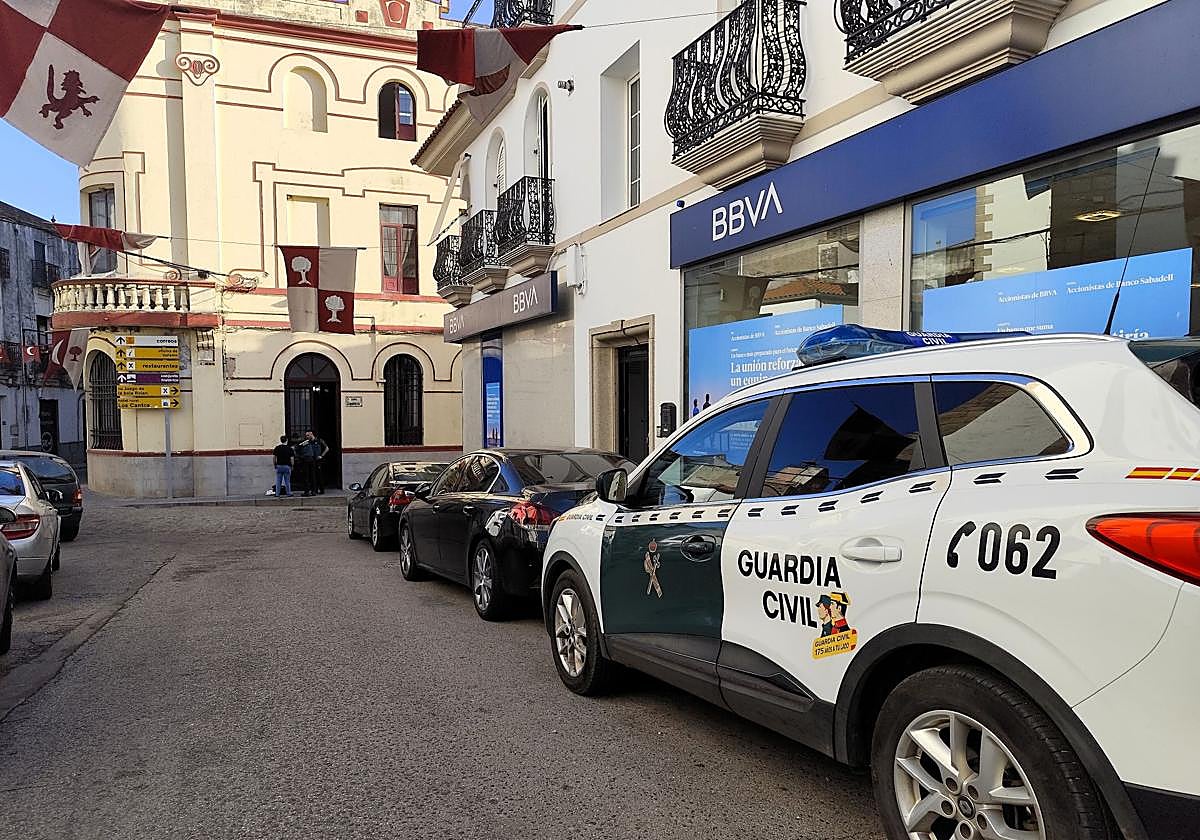 Patrullas de la Guardia Civil frente al Ayuntamiento de Alburquerque.