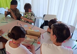 Una monitora, con pequeños en una actividad de los Espacios Educativos Saludables en el colegio 'Ciudad de Mérida'.